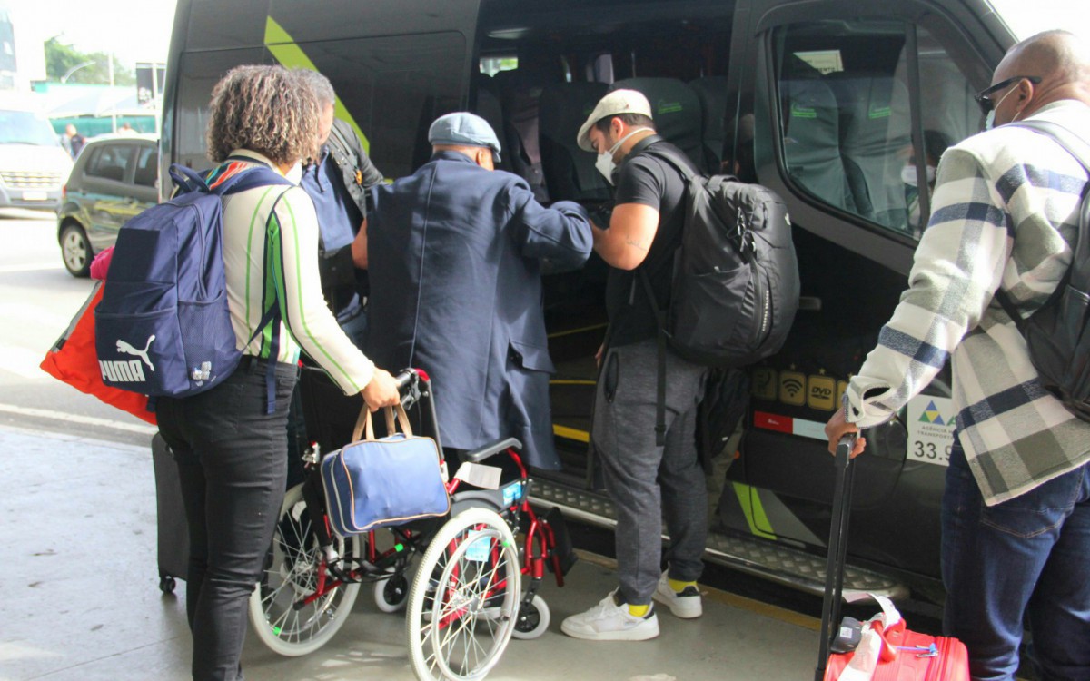 Milton Nascimento &eacute; clicado no aeroporto Santos Dumont