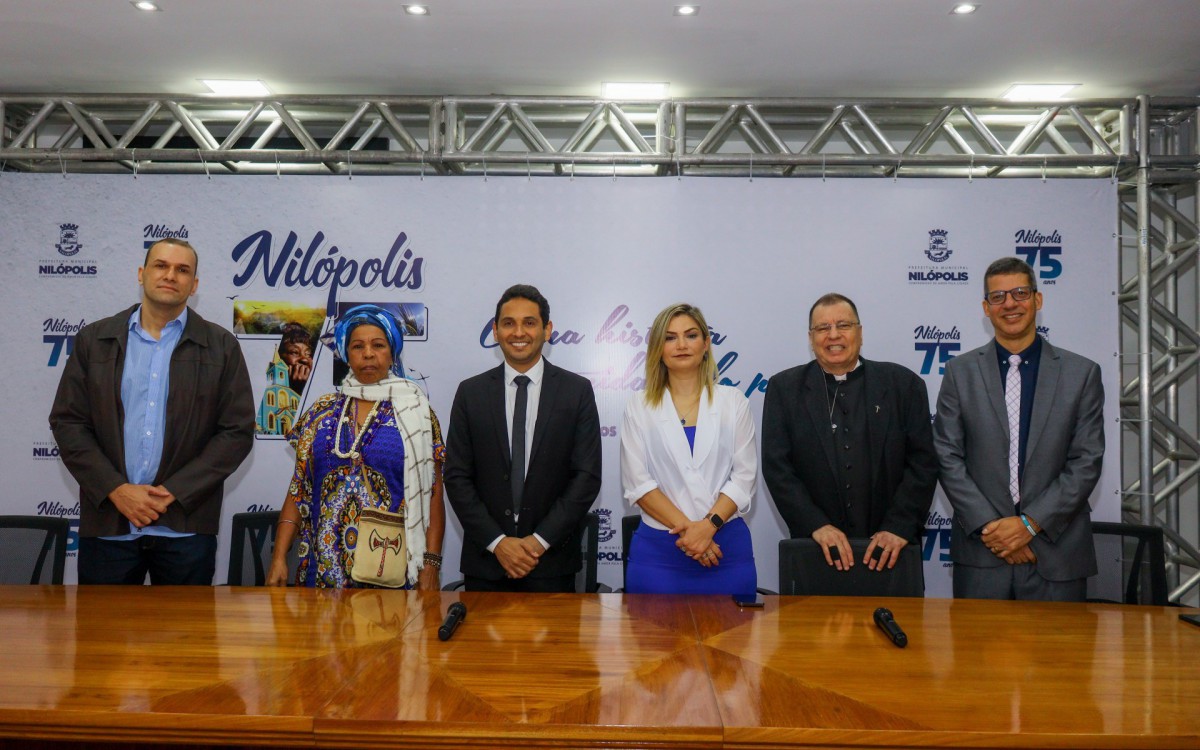 Em seu gabinete, o prefeito Abra&atilde;ozinho (terno preto), ao lado da vice-prefeita Fl&aacute;via Duarte, coordenou a celebra&ccedil;&atilde;o ecum&ecirc;nica transmitida pelo Facebook da Prefeitura