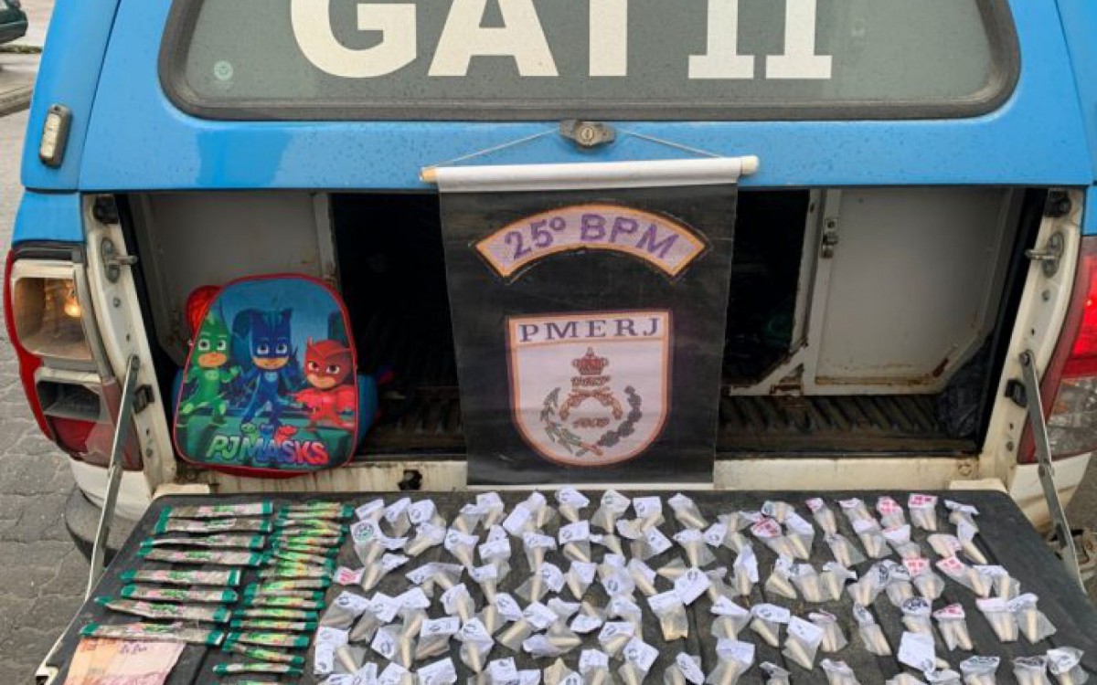 Foram apreendidas 127 c&aacute;psulas de coca&iacute;na, 28 tabletes de maconha, tr&ecirc;s pedras de crack e R$ 30 em esp&eacute;cie