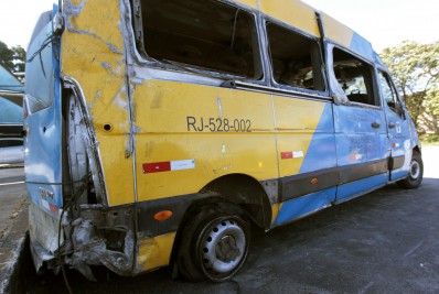 Van envolvida em acidente que feriu 13 na Washington Luiz foi multada três vezes por excesso de velocidade