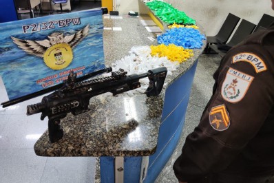 Bando foge de abordagem e abandona drogas e arma, em Macaé
