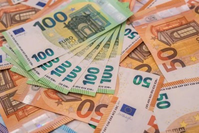 Euro volta a ser negociado por menos de um dólar