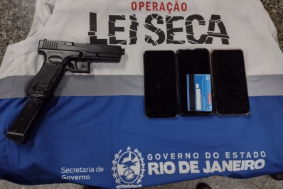 Operação Lei Seca apreende réplica de pistola e três aparelhos celulares em blitz