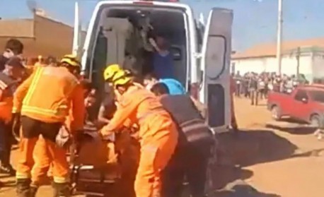 Momento em que garoto &eacute; resgatado e colocado na ambul&acirc;ncia em Carmo do Parana&iacute;ba  - Reprodu&ccedil;&atilde;o/TV Integra&ccedil;&atilde;o 