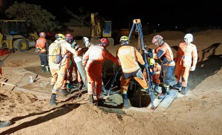Morre garoto que ficou preso 18 horas em buraco de oito metros 
 - Divulgação: Corpo de Bombeiros