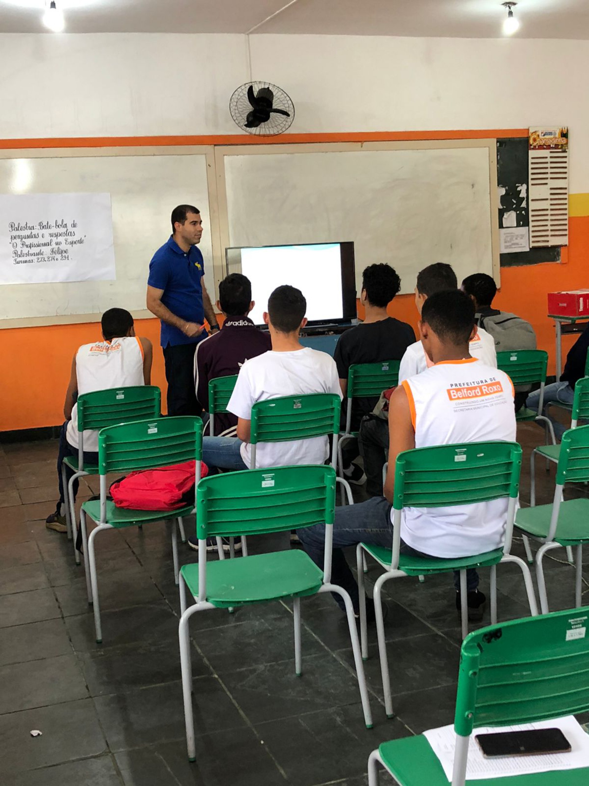 Alunos assistindo a palestra "O profissional no Esporte" - Divulga&ccedil;&atilde;o / Victor Souza