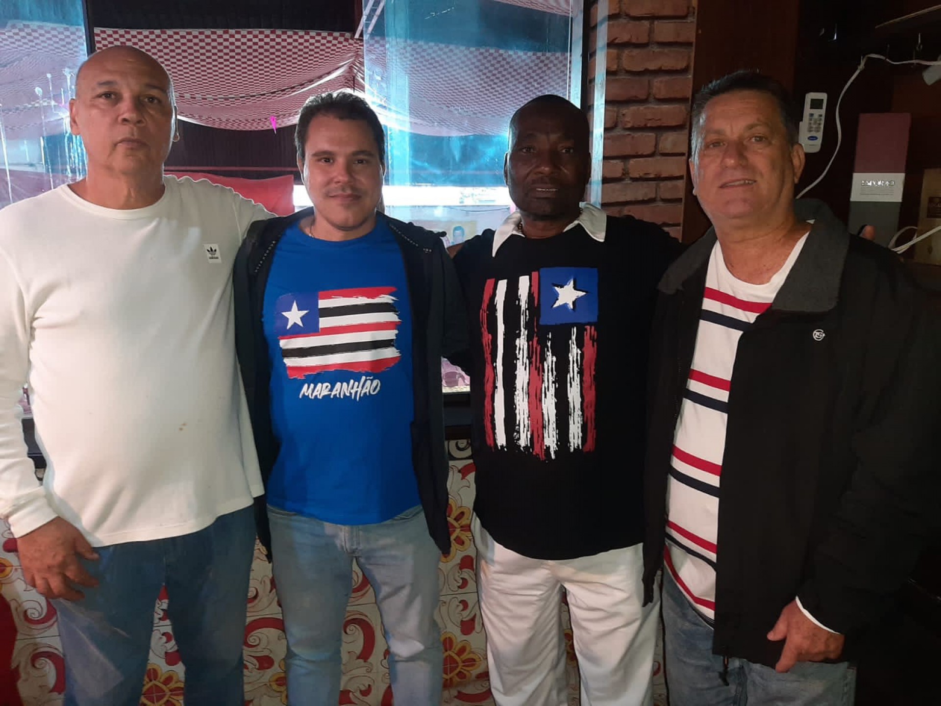 O presidente Leziario Nascimento posa com comitiva vinda do Maranh&atilde;o na quadra da vermelho e branco do Est&aacute;cio - Divulga&ccedil;&atilde;o/Filipe Medrado