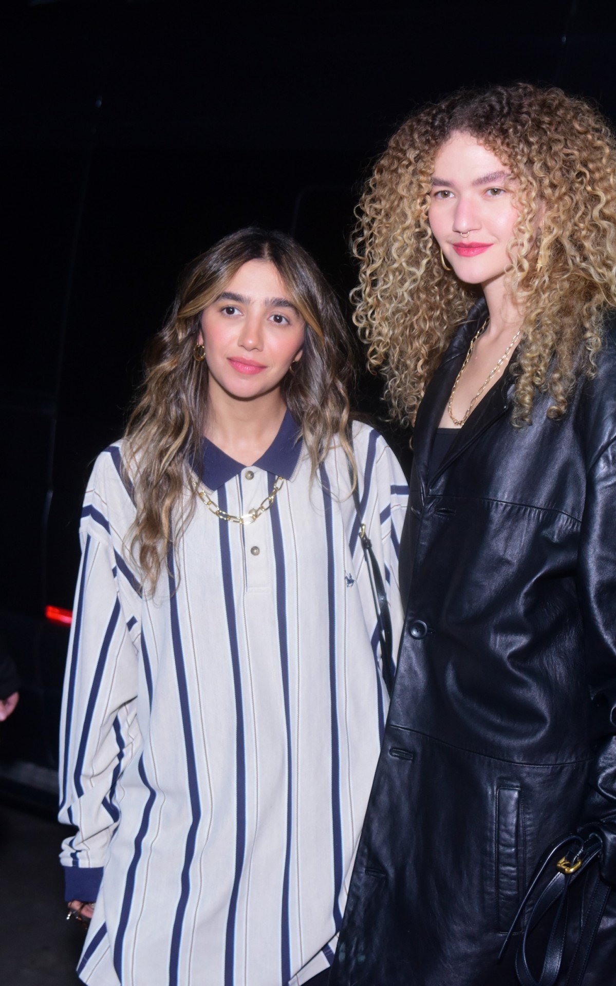 A dupla Anavit&oacute;ria chega para o show de Rosal&iacute;a