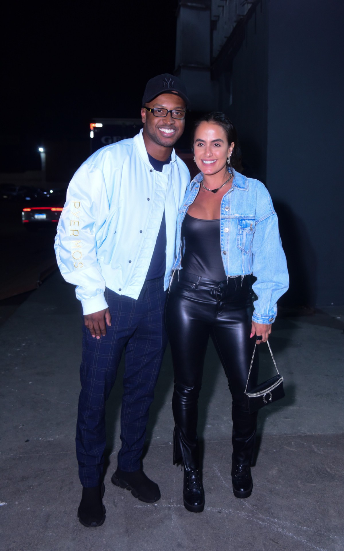 Thiaguinho e Carol Peixinho chegam para o show de Rosal&iacute;a