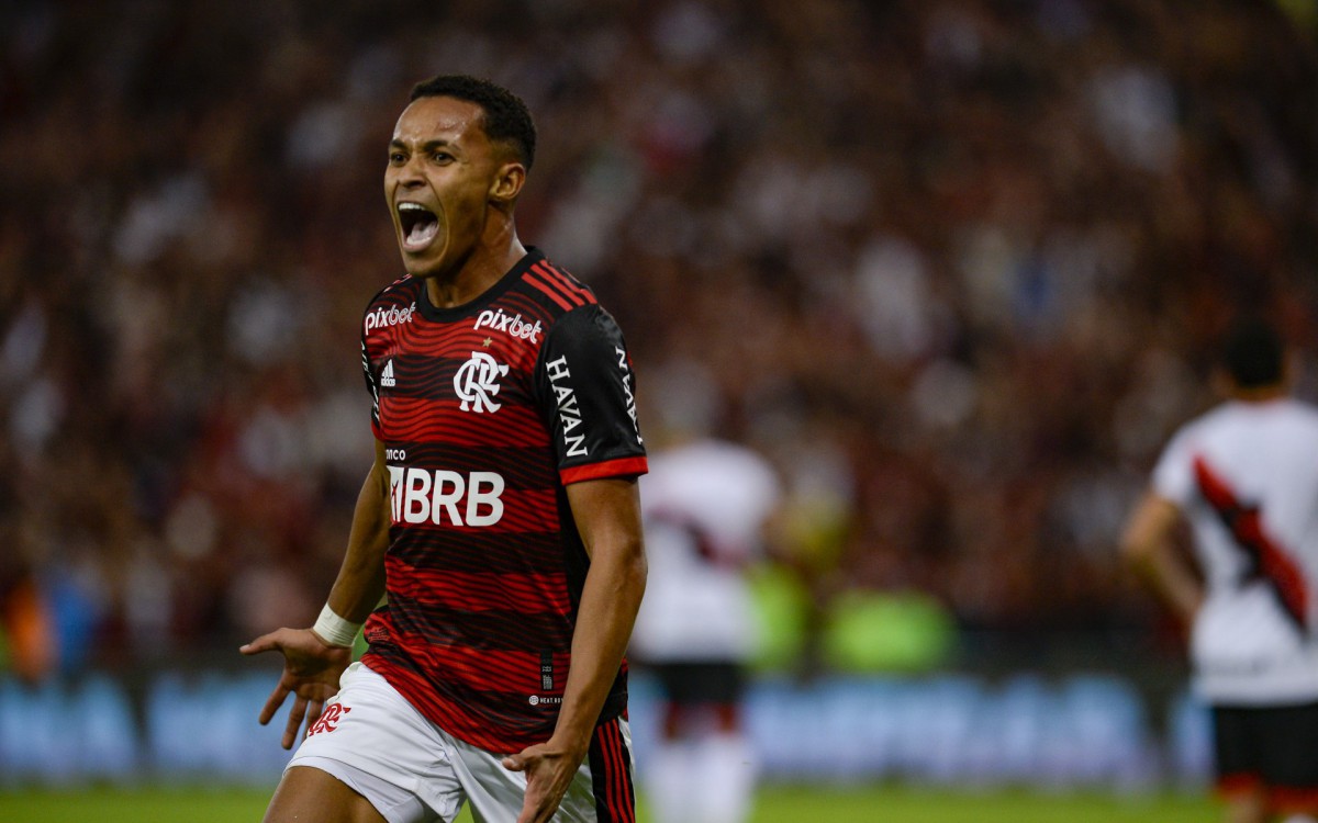 Lázaro em ação pelo Flamengo
