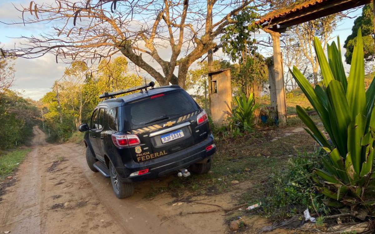 Carro da Polícia Federal cumpre mandados em Búzios contra tráfico internacional de mulheres - Foto: Divulgação PF