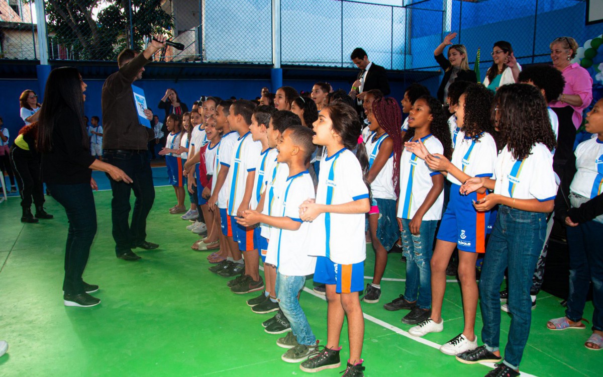 O coral do col&eacute;gio cantou as m&uacute;sicas "Felicidade", de Seu Jorge e "&Eacute; Preciso Saber Viver", interpretada pelo Roberto Carlos