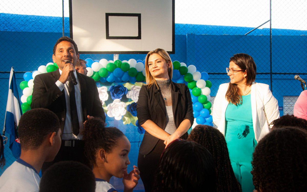 O prefeito Abra&atilde;ozinho, ao lado da vice Fl&aacute;via Duarte, destacou a import&acirc;ncia na nova unidade escolar na vida dos alunos