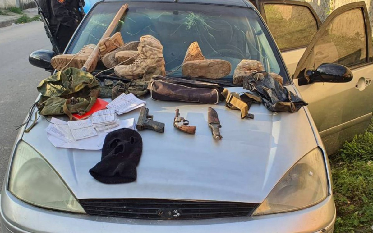 Também foram encontradas diversas vestimentas e calçados táticos, um revólver, um simulacro de pistola e uma faca - PMERJ