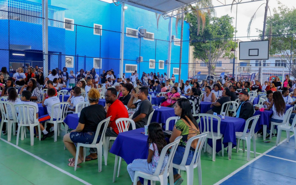 A quadra poliesportiva da nova escola ficou cheia com alunos e respons&aacute;veis