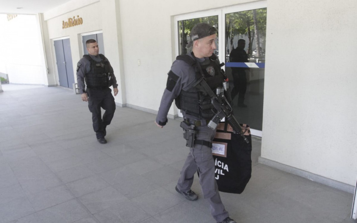 Policiais civis realizaram uma operação para cumprir 23 mandados de busca e apreensão na Comunidade do Barro 3. O material foi encaminhado a Cidade da Polícia - Marcos Porto/Agência O DIA