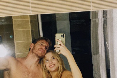 Como veio (e vão vir) ao mundo! Isabella Scherer posa nua  ao lado de namorado