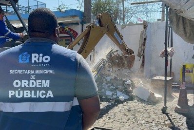 Prefeitura do Rio demole ferro-velho clandestino em Pilares