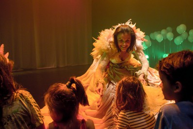 Teatro Popular Oscar Niemeyer recebe peça que une linguagens da dança