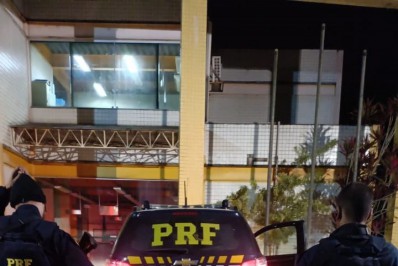 PRF apreende 30 kg de maconha em ônibus de aplicativo, em Piraí