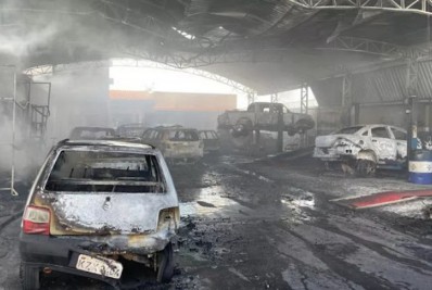 CE: incêndio destrói veículos em oficina mecânica