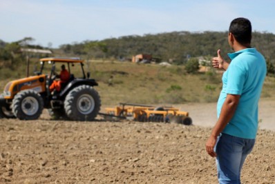 Secretaria de Agricultura prepara solo para agricultor familiar plantar, sem nenhum custo