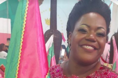 Câmara de Vereadores homenageia a 1ª porta-bandeira da Mangueira