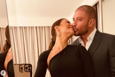 Casalzão! Paolla Oliveira ganha beijinho de Diogo Nogueira e internautas reagem 