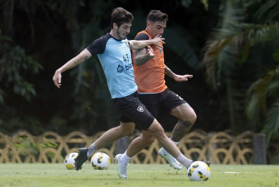Piazon treina com o grupo e está mais perto de retorno ao Botafogo