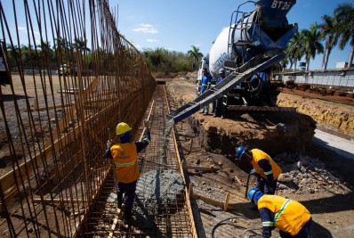 Rampa de acesso da nova ponte em Volta Redonda recebe concretagem