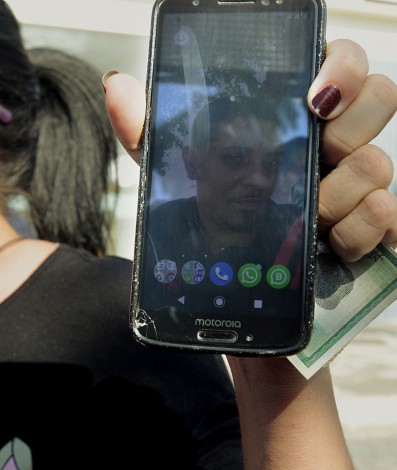 Policia - Familiares dos jovens desaparecidos estiveram no IML de Nova Iguaçu, na Baixada Fluminense, na manha de hoje, para reconhecer um corpo achado no Rio Capenga ontem. Ana Maria Costa, mae de Matheus, reconheceu o corpo como sendo do seu filho. Na foto, Ana Maria Costa mostra a imagem do filho. - Reginaldo Pimenta / Agencia O Dia