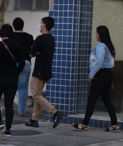 Segundo corpo encontrado no Rio Capenga, em Nova Iguaçu, é levado ao IML de Nova Iguaçu para reconhecimento - Pedro Ivo/ Agência O Dia