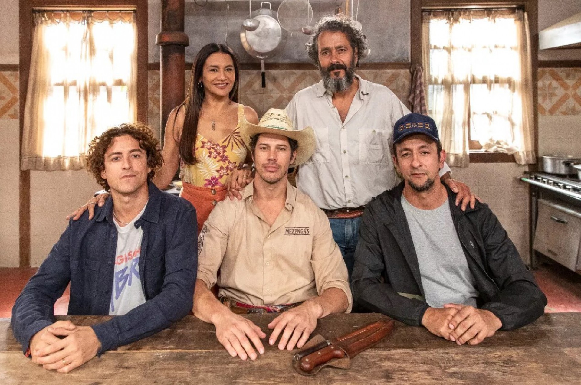 Retrato de família em Pantanal: José Leôncio (Marcos Palmeira) com a mulher, Filó (Dira Paes), e os três filhos, Jove (Jesuíta Barbosa), Tadeu (José Loreto) e José Lucas (Irandhir Santos) - Fábio Rocha/TV Globo