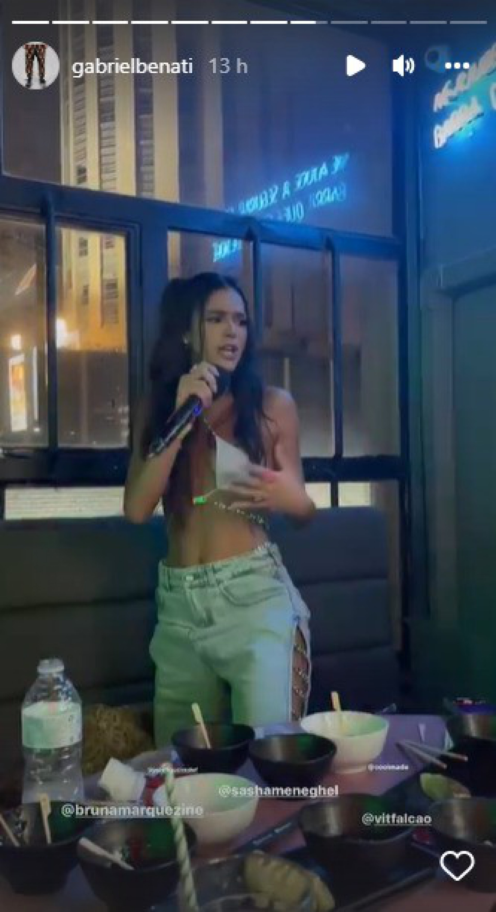Bruna Marquezine cantando em Karaoke com amigos em São Paulo - Reprodução Internet