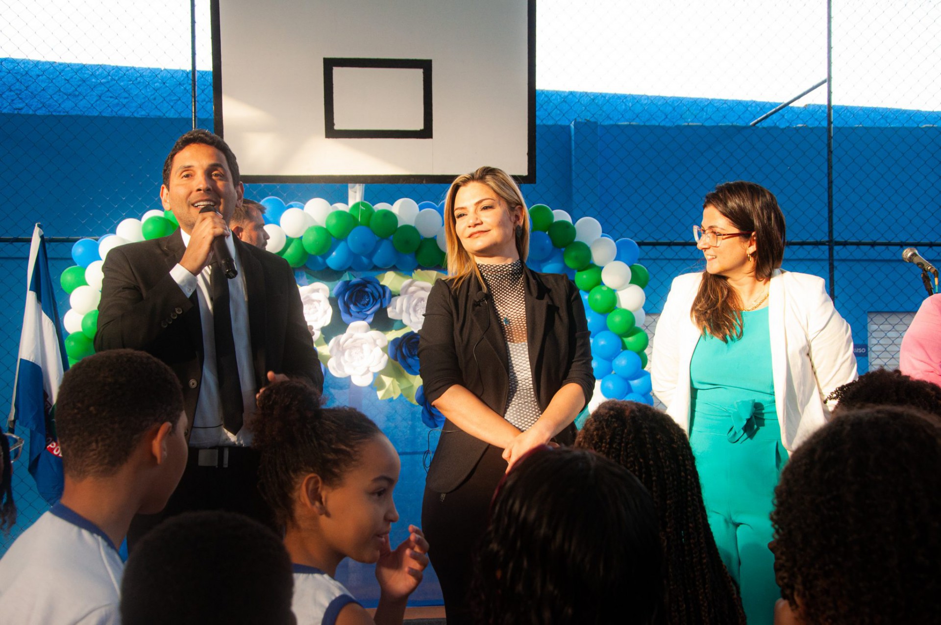 O prefeito Abra&atilde;ozinho, ao lado da vice Fl&aacute;via Duarte, destacou a import&acirc;ncia na nova unidade escolar na vida dos alunos - Divulga&ccedil;&atilde;o / PMN