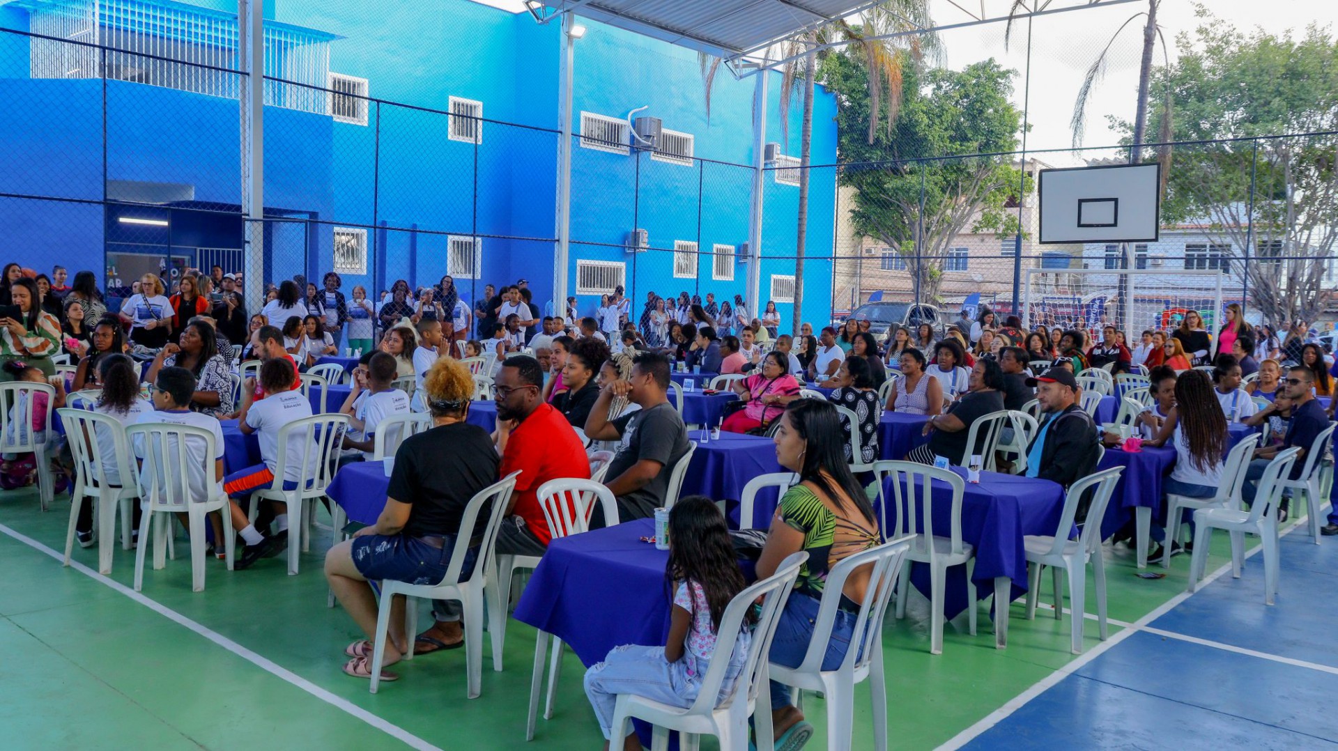 A quadra poliesportiva da nova escola ficou cheia com alunos e respons&aacute;veis - Divulga&ccedil;&atilde;o / PMN