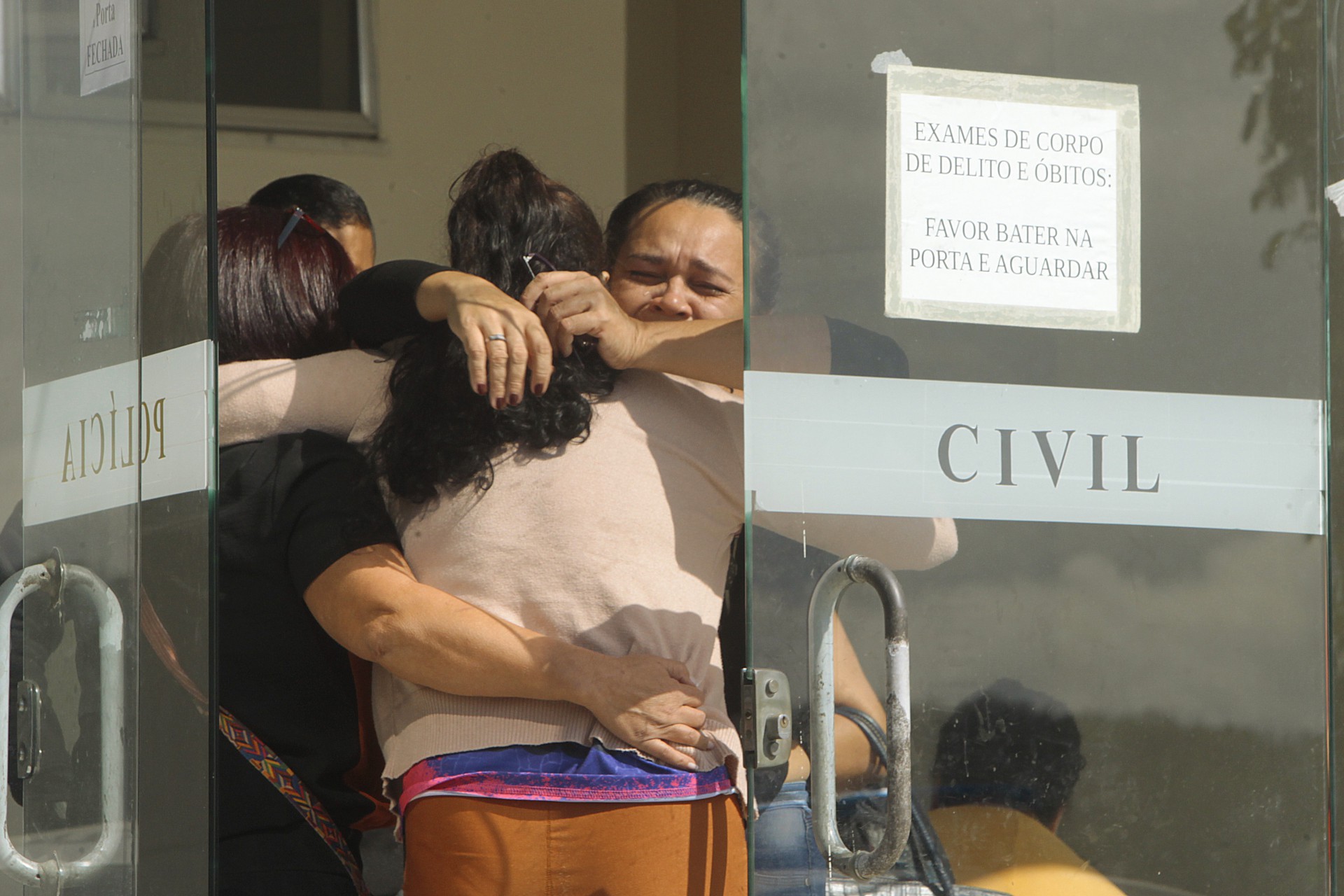 Familiares de tr&ecirc;s dos jovens desaparecidos ir&atilde;o ao IML reconhecer corpo - Reginaldo Pimenta / Ag&ecirc;ncia O Dia