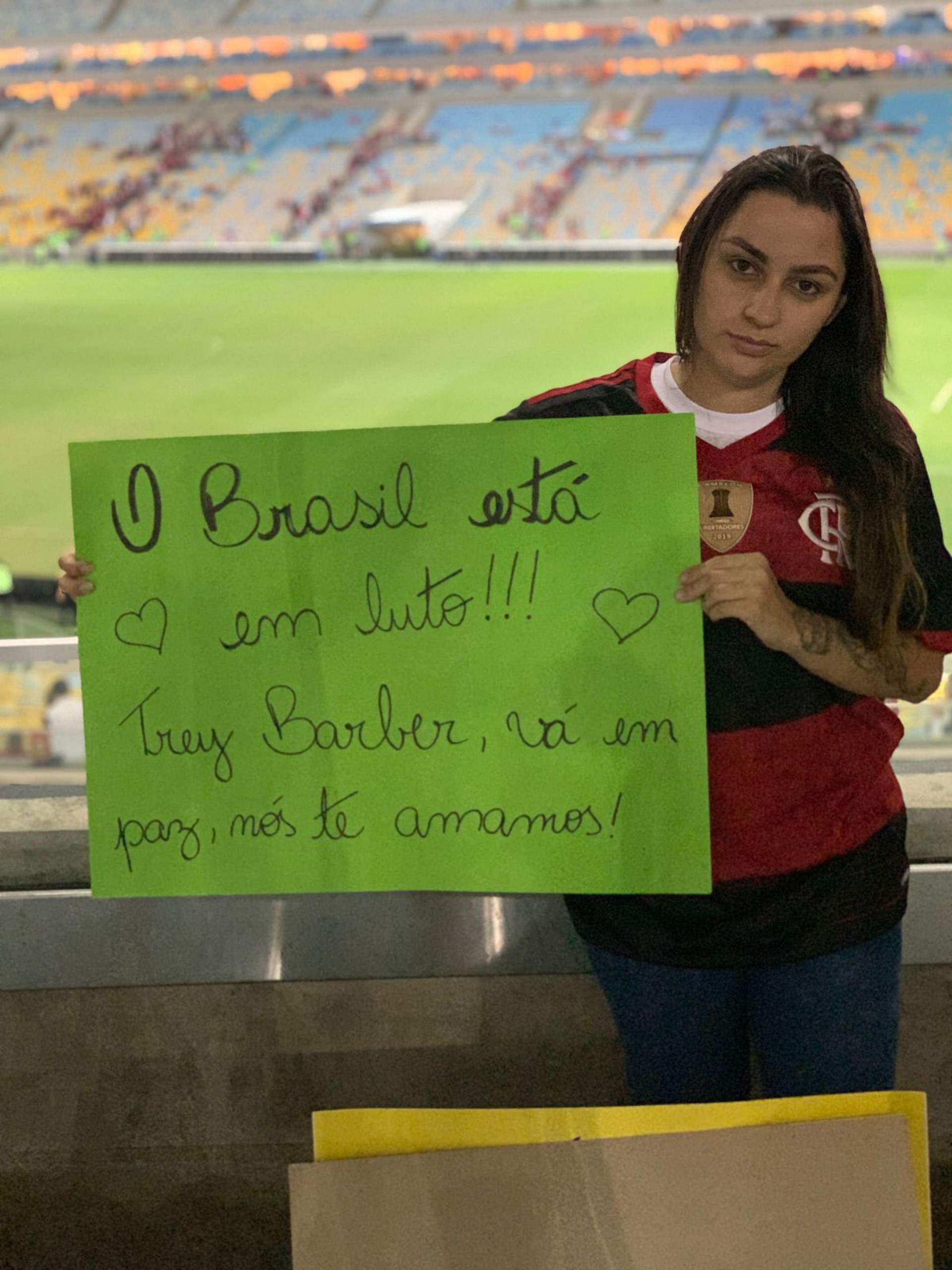 Amigos brasileiros prestaram homenagem ao turista americano no Maracanã - Arquivo Pessoal