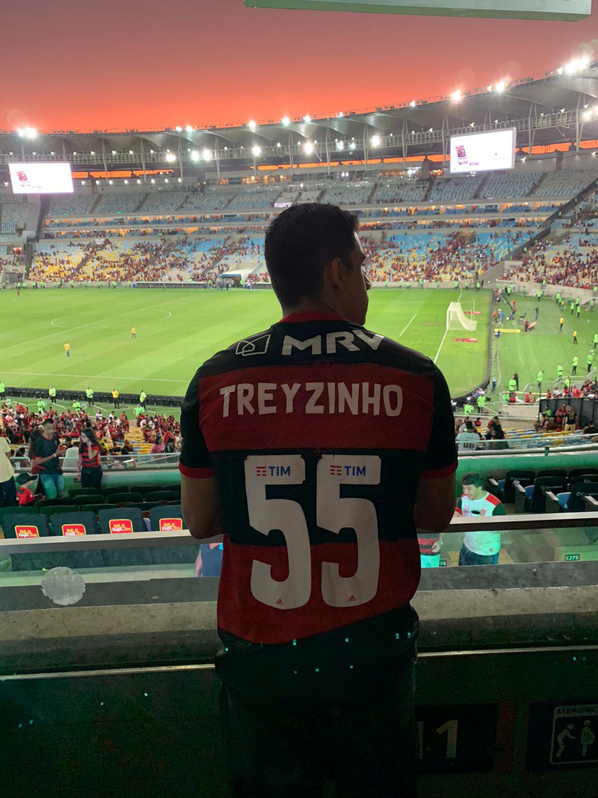 Amigos homenagearem Trey durante jogo no Maracanã - Arquivo Pessoal