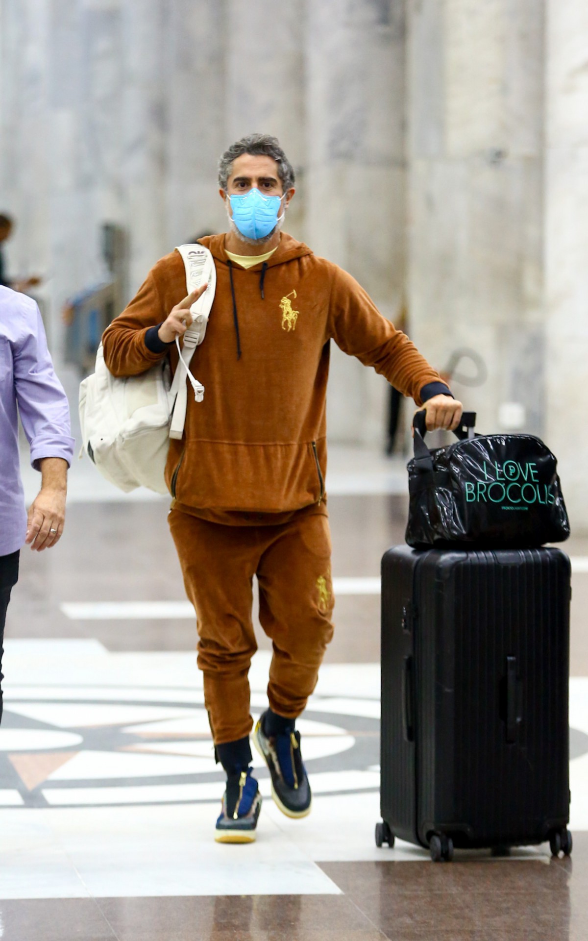 Marcos Mion desembarca no aeroporto Santos Dumont, no Rio, na noite desta ter&ccedil;a-feira