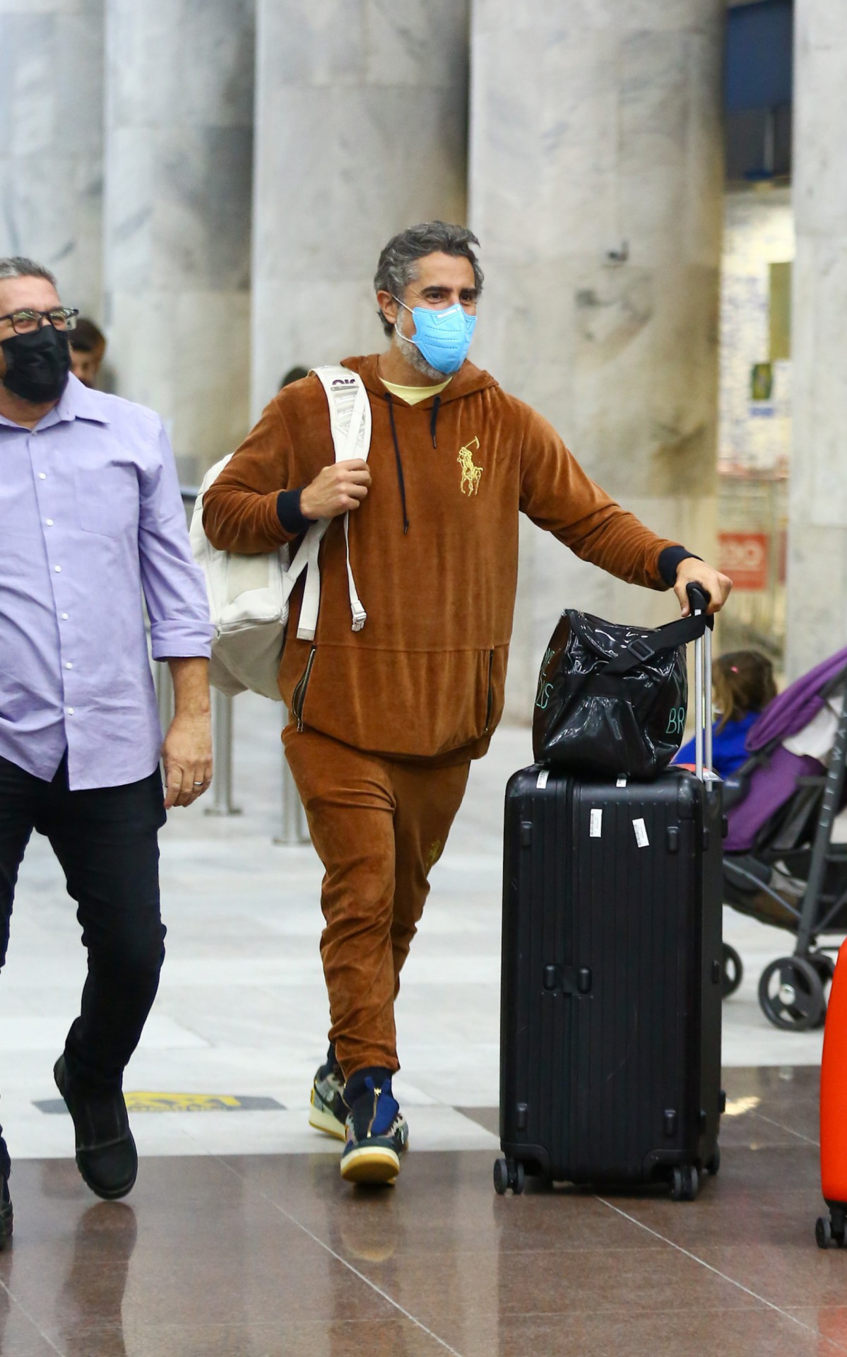 Marcos Mion desembarca no aeroporto Santos Dumont, no Rio, na noite desta ter&ccedil;a-feira