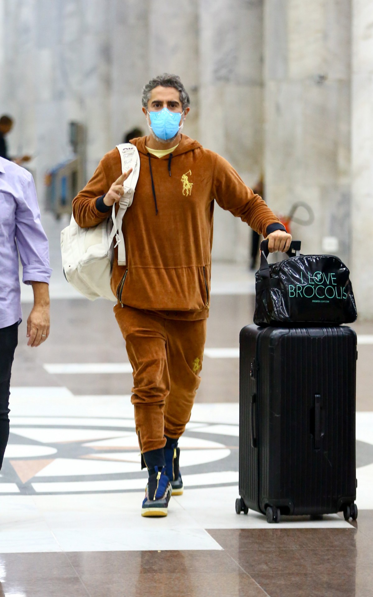 Marcos Mion desembarca no aeroporto Santos Dumont, no Rio, na noite desta ter&ccedil;a-feira