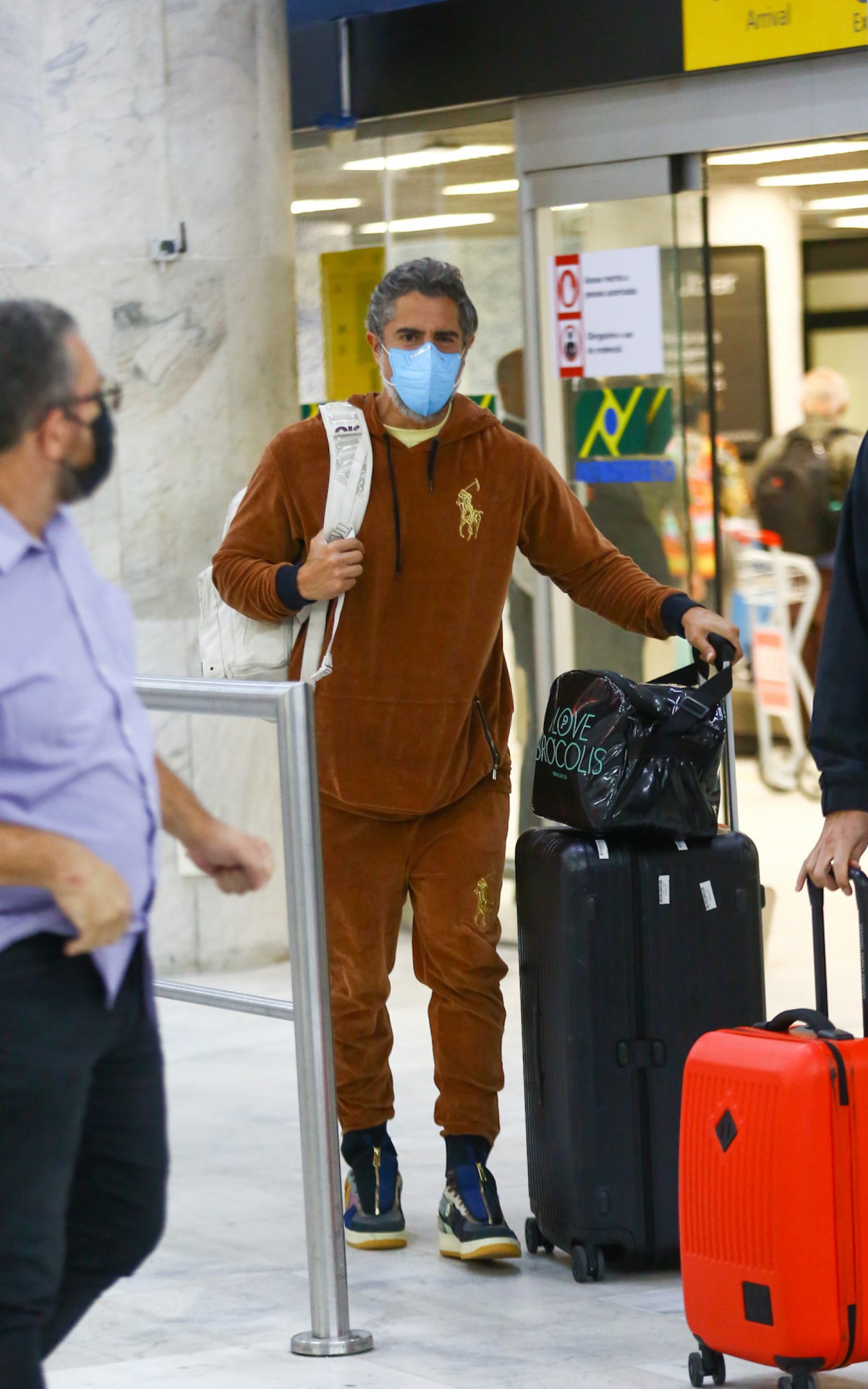 Marcos Mion desembarca no aeroporto Santos Dumont, no Rio, na noite desta ter&ccedil;a-feira