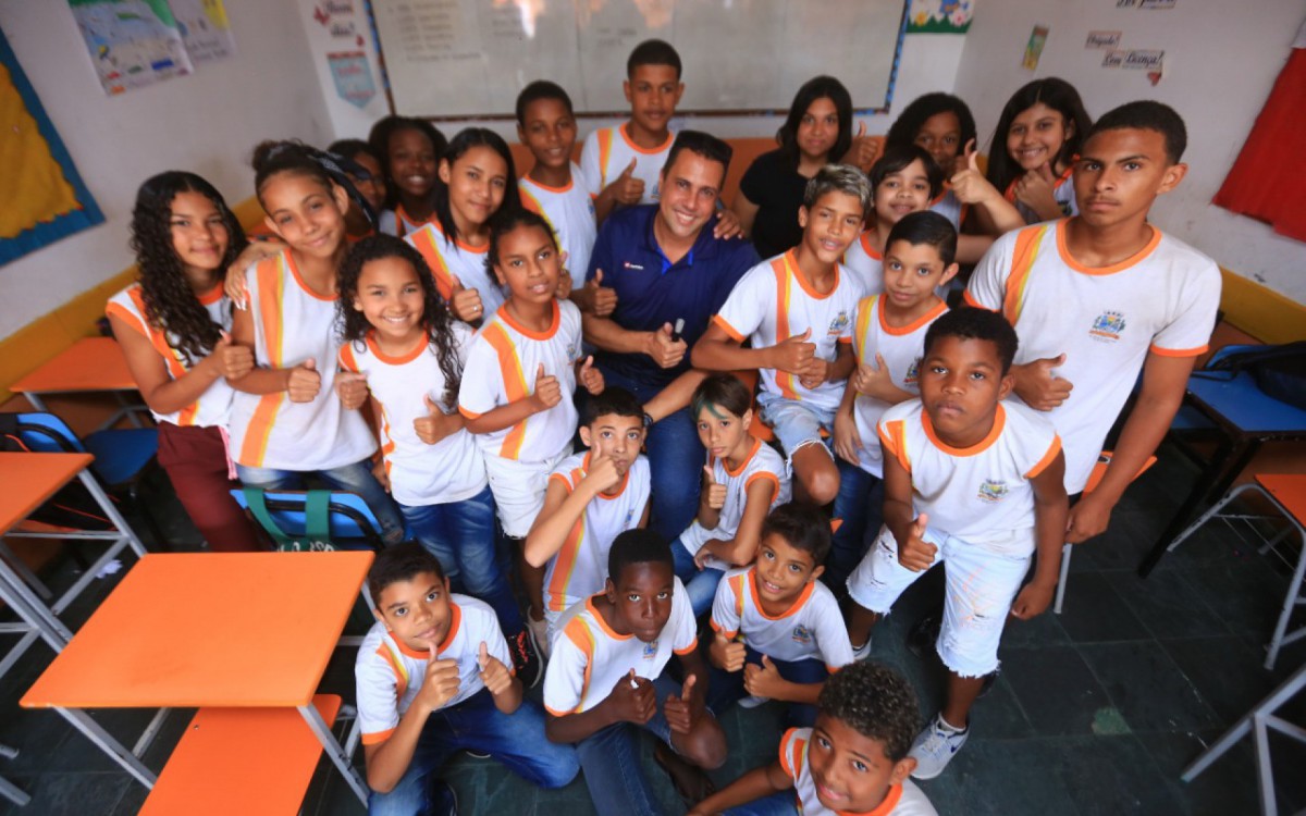 O professor Israel Silva &eacute; muito querido pelos alunos da Escola Municipal Casemiro Meirelles