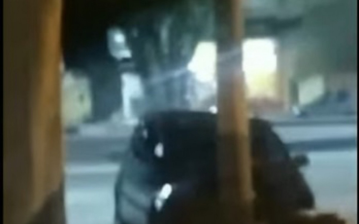 A mulher acabou colidindo com o ve&iacute;culo em um poste ao tentar sair do local