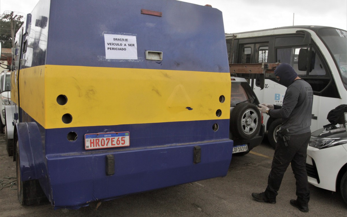 Peritos do IFP fazem pericia no caveirão da milicia na Cidade da Policia, nesta quarta feira(24). - Marcos Porto/Agencia O Dia