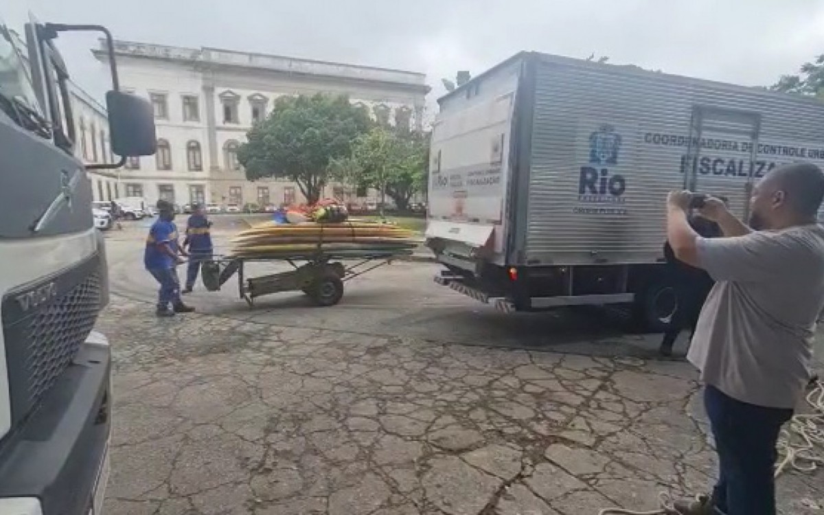 O contêiner estava ocupando irregularmente a calçada da Praça Guilherme de Oliveira Figueiredo - Divulgação