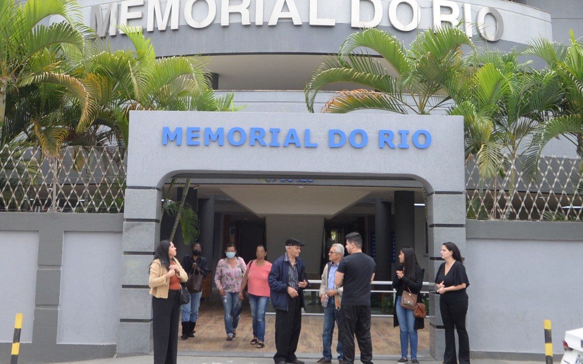 Familiares da diarista morta por queda de galho quando chegava para trabalhar na Ilha. - Sandro Vox/ Ag&ecirc;ncia O Dia                                   