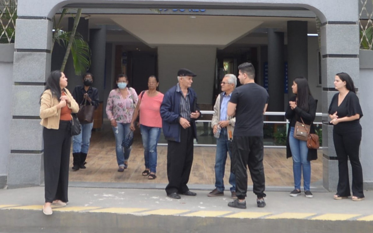 Familiares da dom&eacute;stica Luzia Mendes, morta ap&oacute;s a queda de um galho de &aacute;rvore, saem do cemit&eacute;rio Memorial do Rio, em Cordovil
