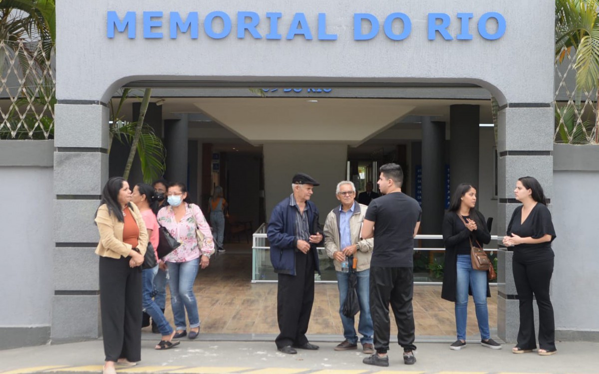 Familiares da dom&eacute;stica Luzia Mendes, morta ap&oacute;s a queda de um galho de &aacute;rvore, saem do cemit&eacute;rio Memorial do Rio, em Cordovil